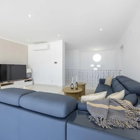 Magical Lightbeach And Golf, Lagos Villa